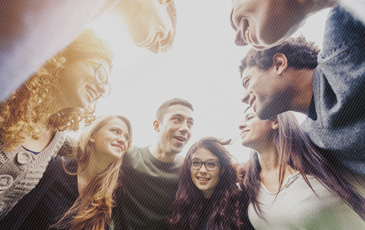 Persona o familia sonriendo